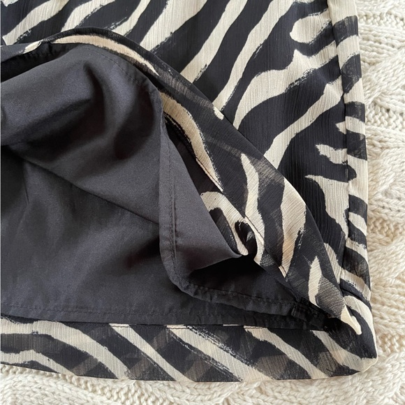 H&M Crinkled Chiffon Short Skirt, Size 6 - Picture 4 of 9